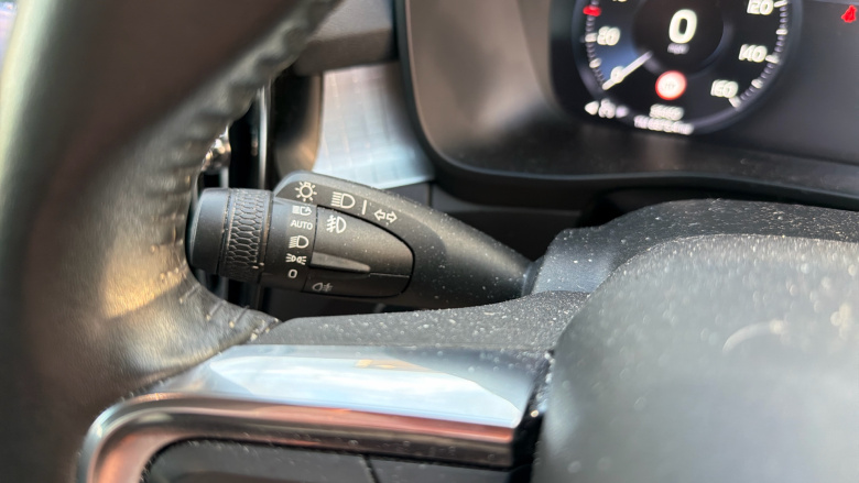 Volvo Xc40 2.0 T4 Momentum Pro 5dr AWD Geartronic Petrol Estate